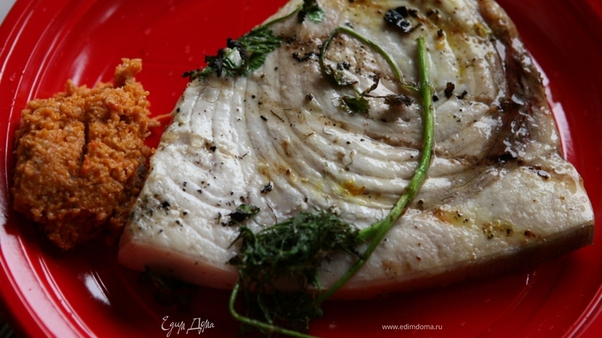 Рыба-меч на гриле с ореховым соусом