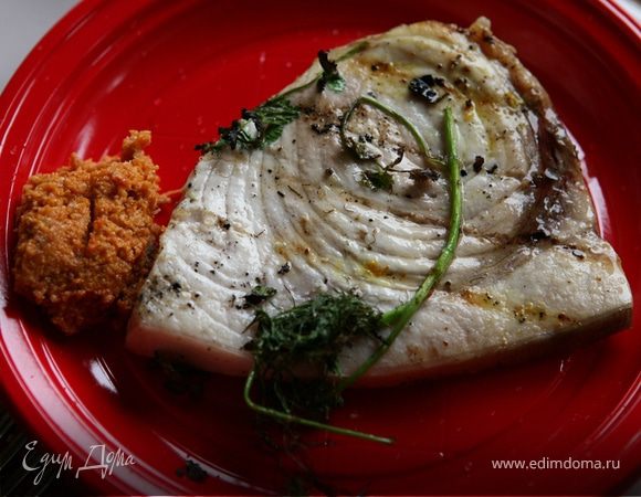 Рыба-меч на гриле с ореховым соусом