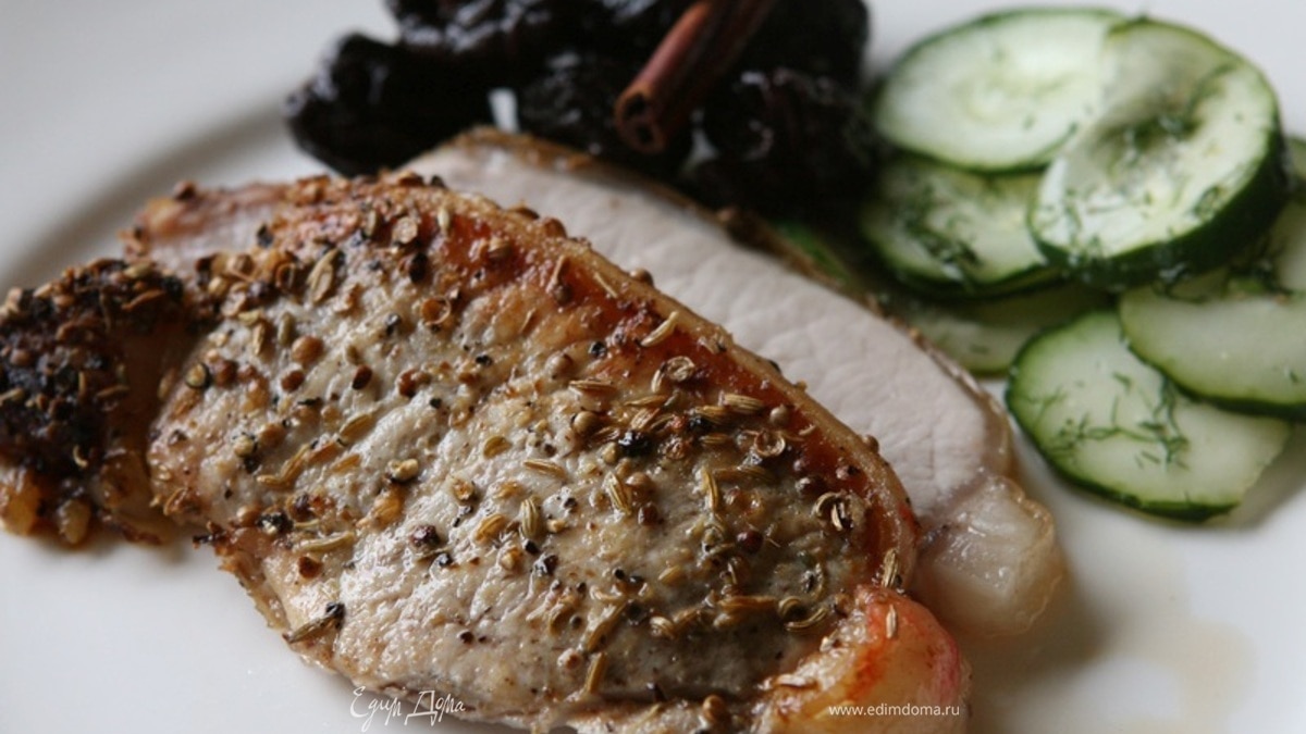 Запеченная свинина с черносливом и огурцами