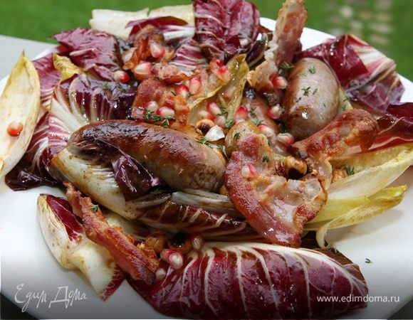 Салат с домашними колбасками, гранатом и орехами