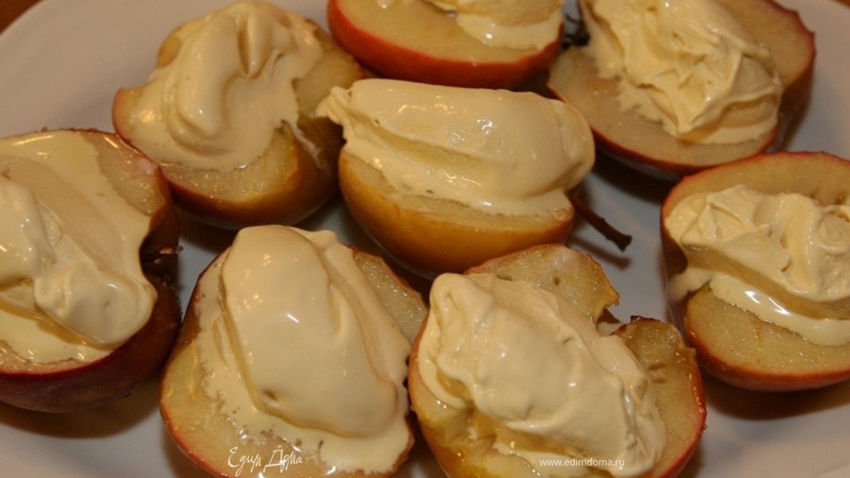 Запеченные яблоки с ванильным мороженым  