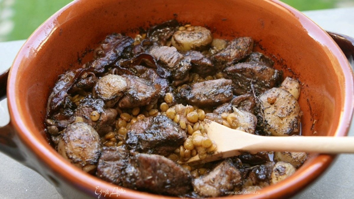 Мясное рагу с чечевицей и шалотом