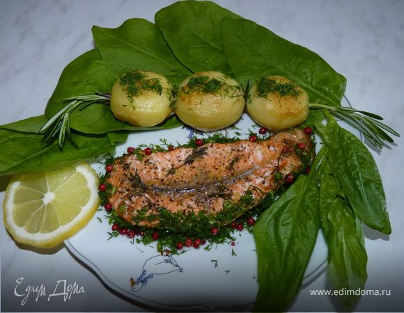 Форель с картофелем на розмариновой веточке
