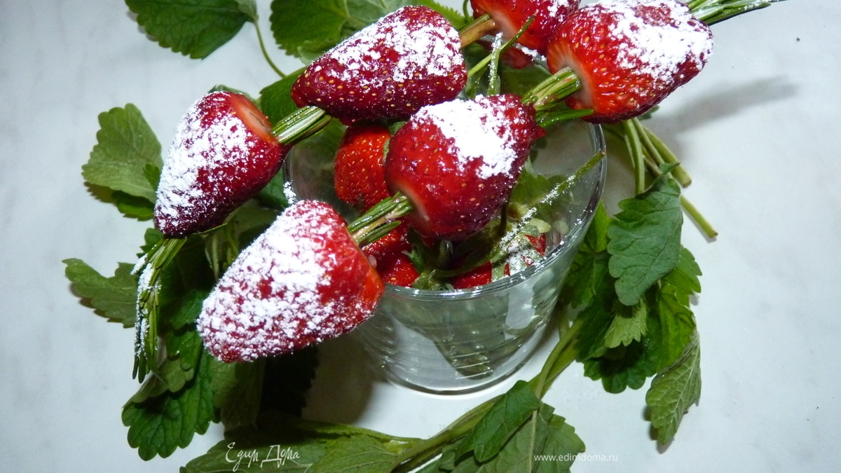 Клубника на розмариновых веточках