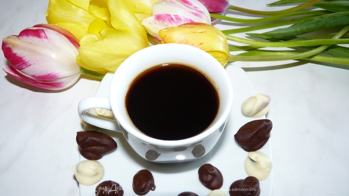 Кофе с миндалём и кофейные зёрнышки в шоколаде