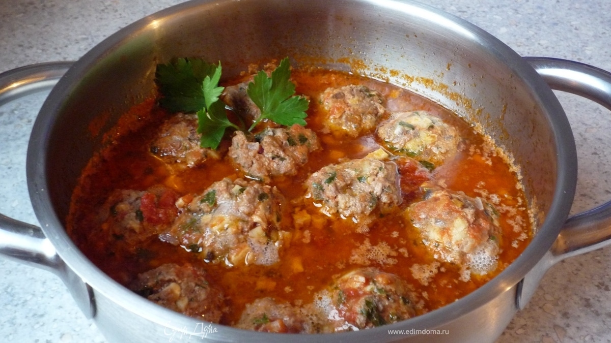 Мясные тефтели с шампиньонами в томатном соусе