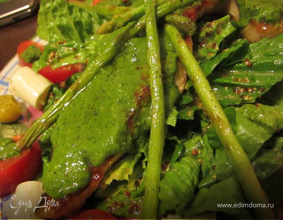 Салат с теплой семгой, легким песто, спаржей и сырными лепешками