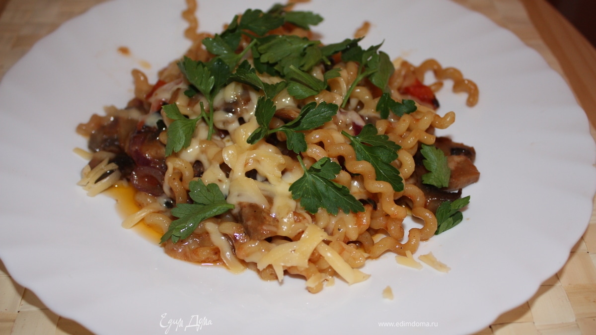 Паста с шампиньонами, помидорами и базиликом