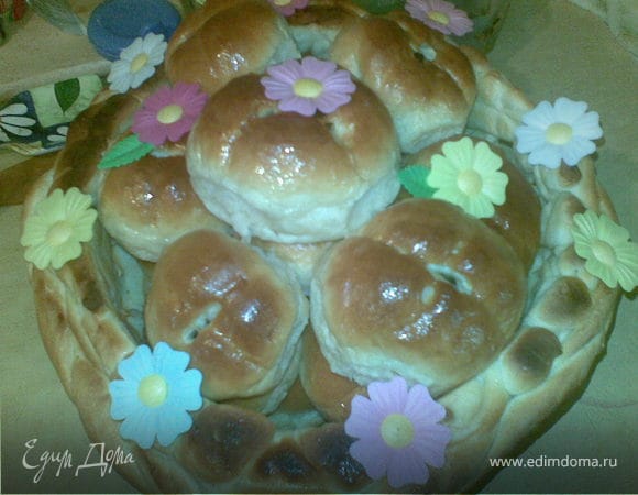 Пасхальные булочки в корзинке.