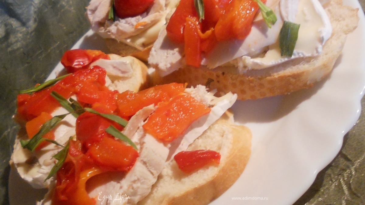 Брускетта с бри, курицей и печеным сладким перцем