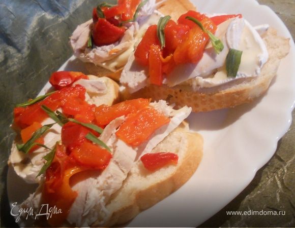 Брускетта с бри, курицей и печеным сладким перцем Брускетта с бри, курицей и печеным сладким перцем