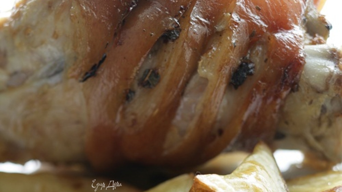 Свиная рулька, запеченная с картофелем 