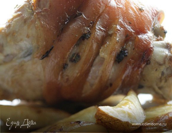 Свиная рулька, запеченная с картофелем Свиная рулька, запеченная с картофелем