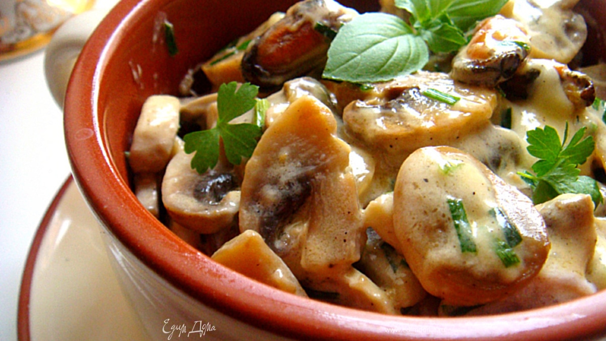 шампиньоны с мидиями в сметанно-сырном соусе (по мотивам жульена)