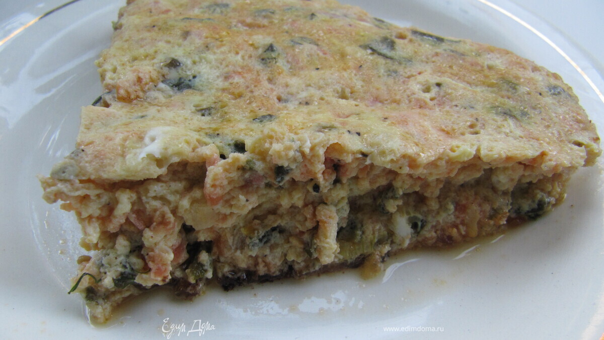 Красный омлет с зеленым луком и шпинатом