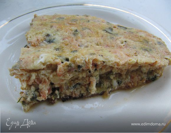 Красный омлет с зеленым луком и шпинатом