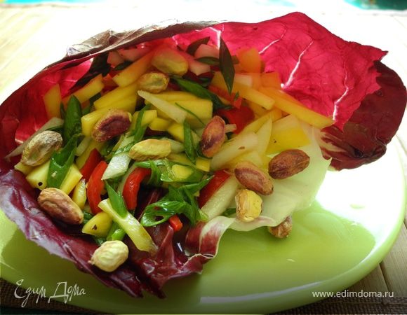 Салат из груши и манго с фисташками