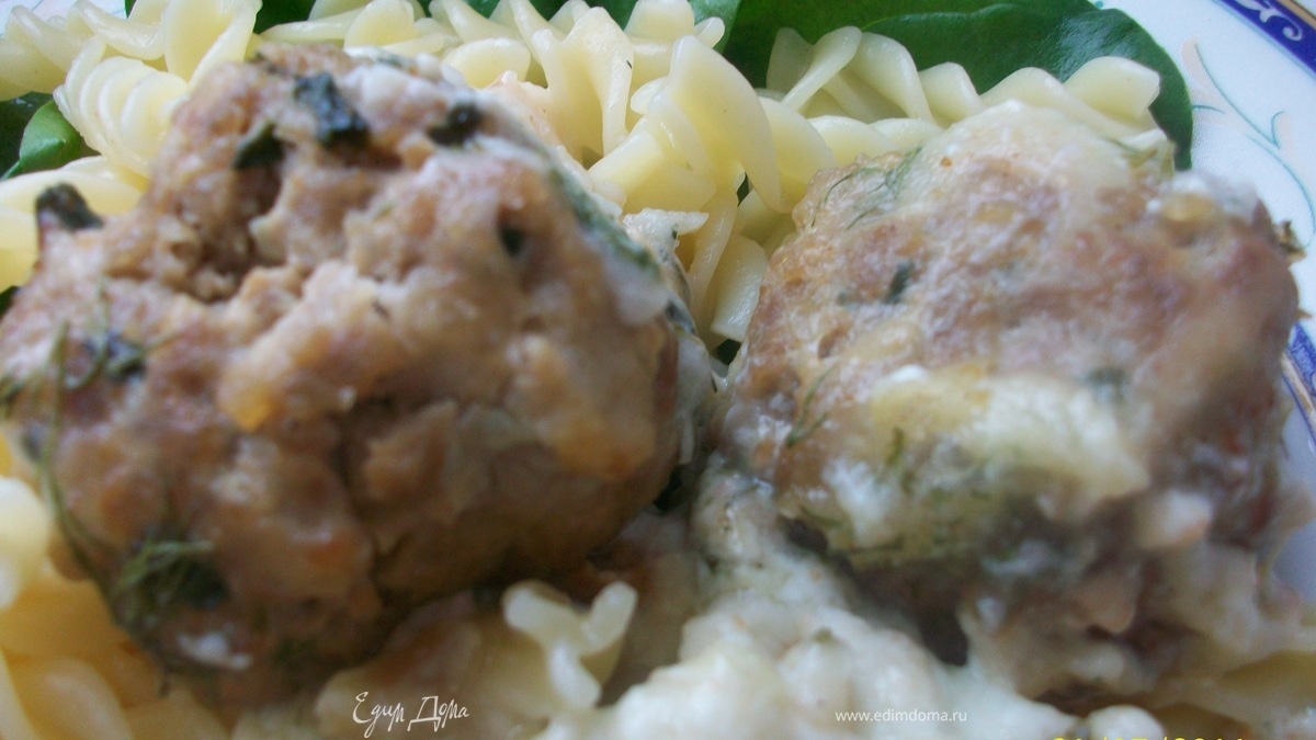 Тефтели с сыром и шпинатом под молочно-сливочным соусом
