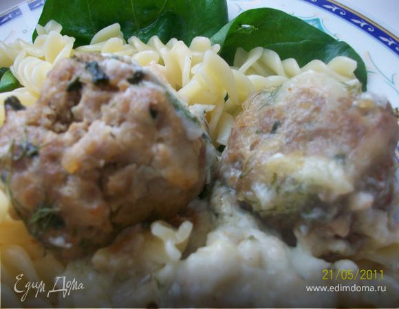 Тефтели с сыром и шпинатом под молочно-сливочным соусом