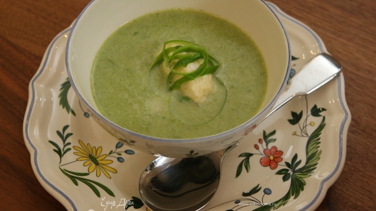 Суп-пюре из спаржи с клецками из феты 