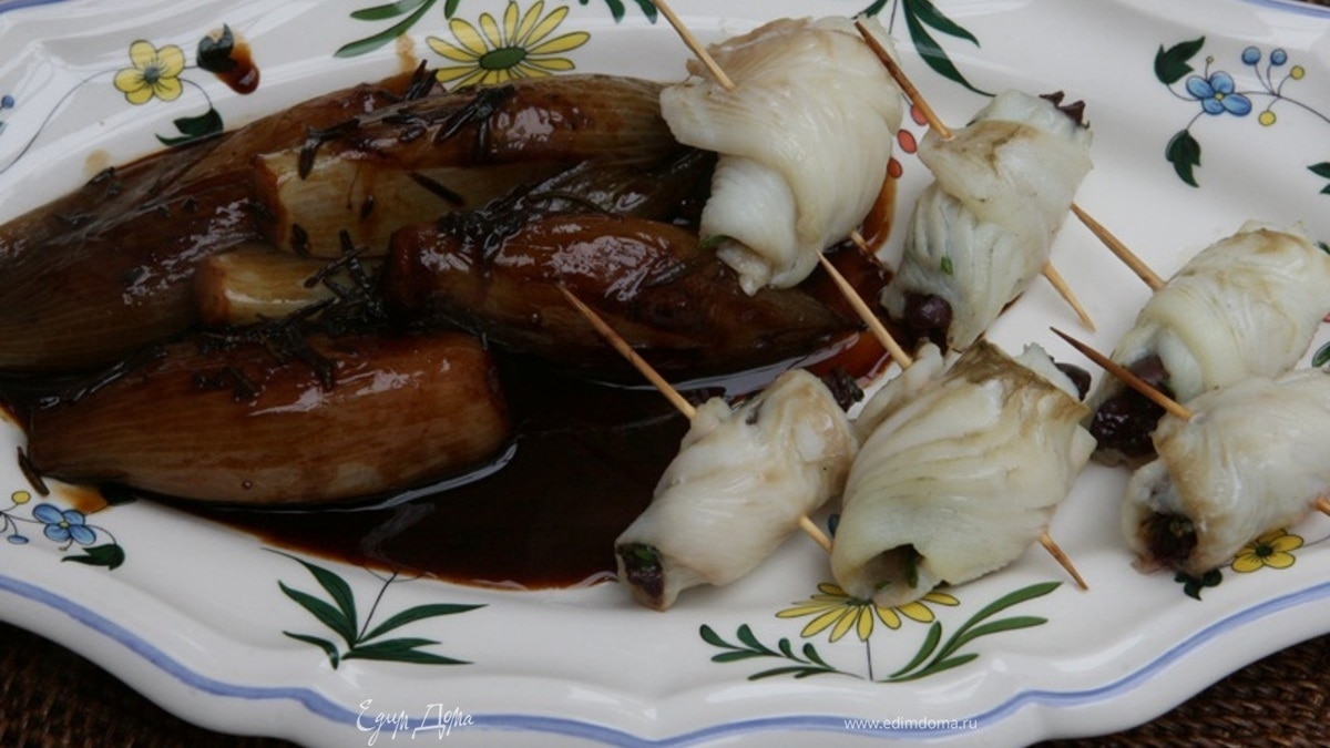 Рулетики из камбалы с запеченным шалотом