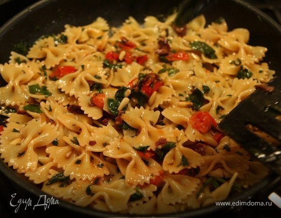 Макароны-бантики с помидорами, петрушкой и кедровыми орешками Макароны-бантики с помидорами, петрушкой и кедровыми орешками