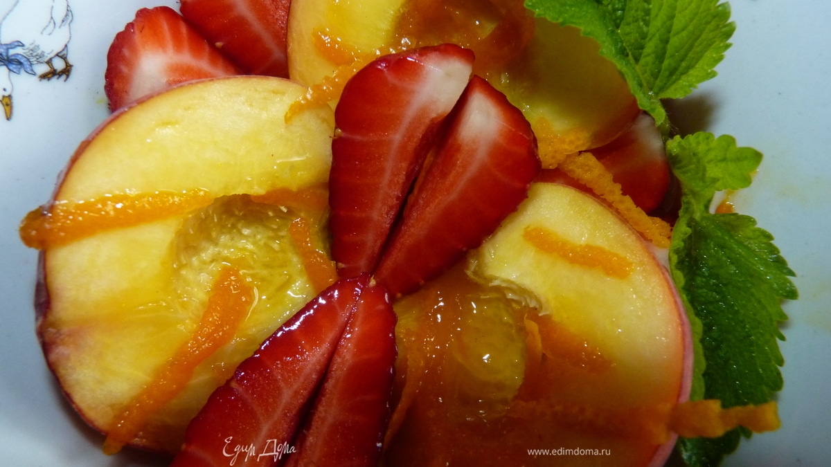 Персики с клубникой в апельсиновом сиропе
