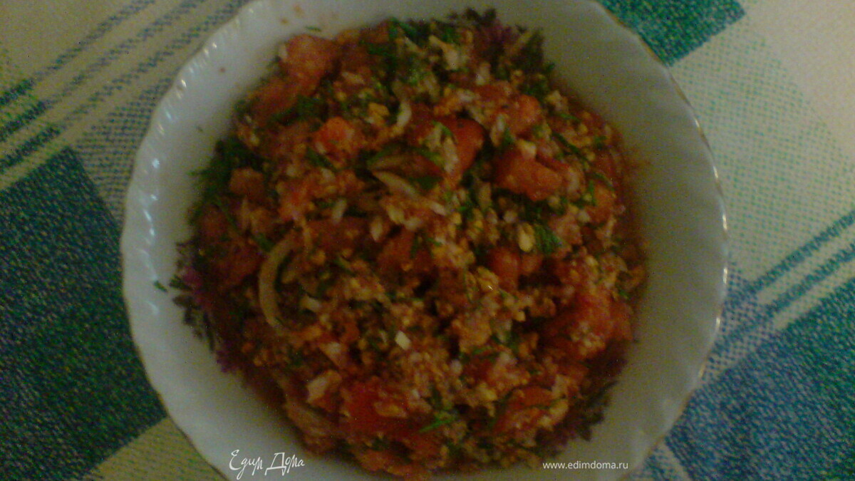 Салат для гурманов с помидорами и арахисом