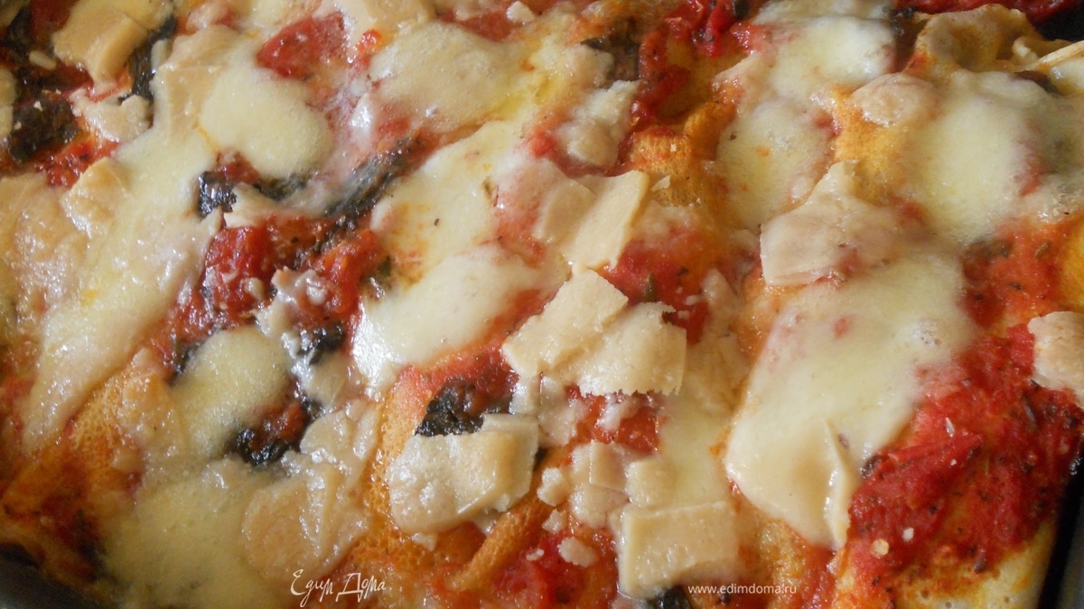 Каннелони из блинчиков с грибами, беконом и кедровыми орешками