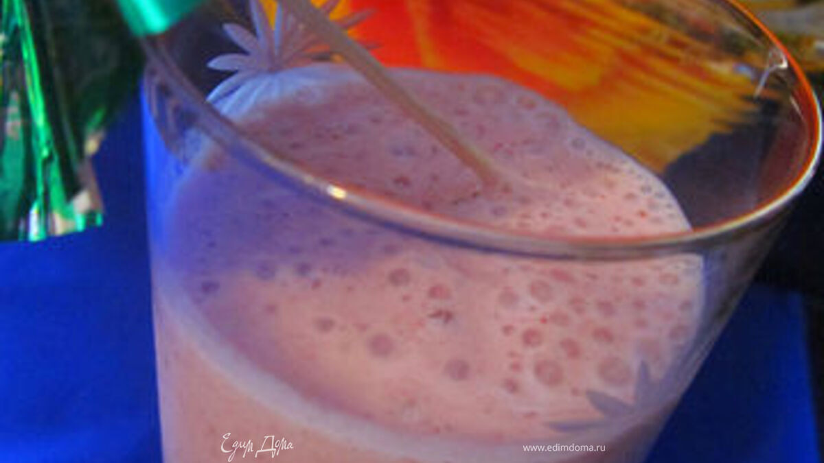 клубнично-бананово-грушевый смузи 