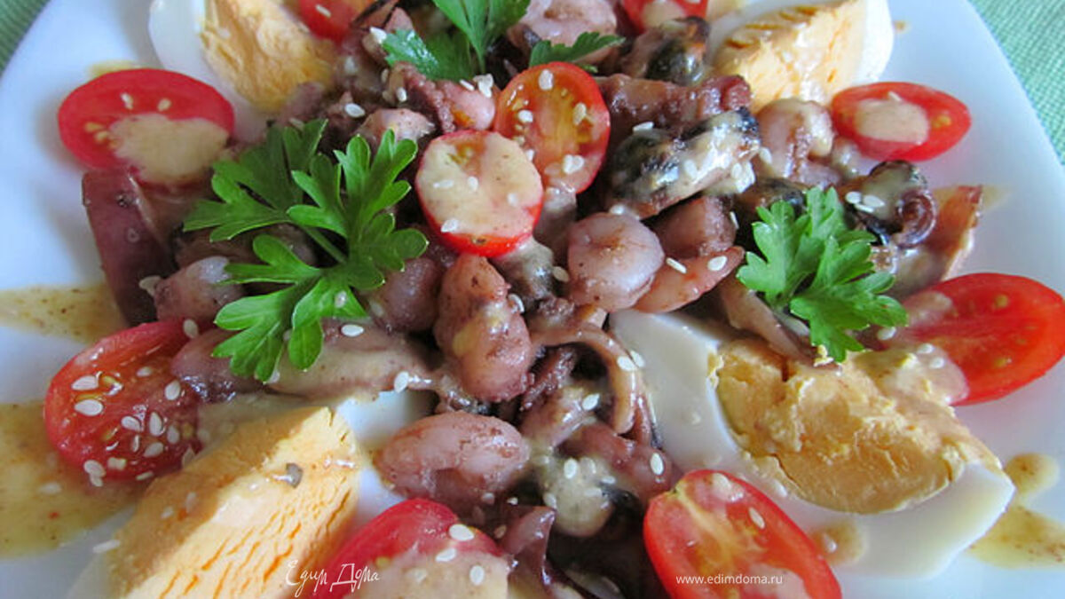 салат из морского коктейля с яйцом 