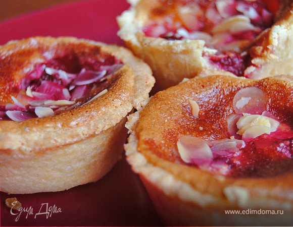 Песочные корзиночки с кремом и малиной Песочные корзиночки с кремом и малиной