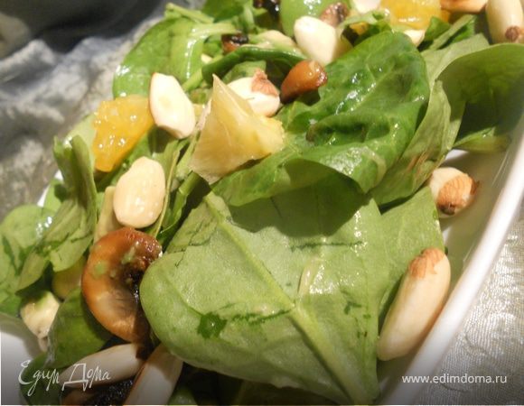 Салат со шпинатом, апельсинами и миндалем