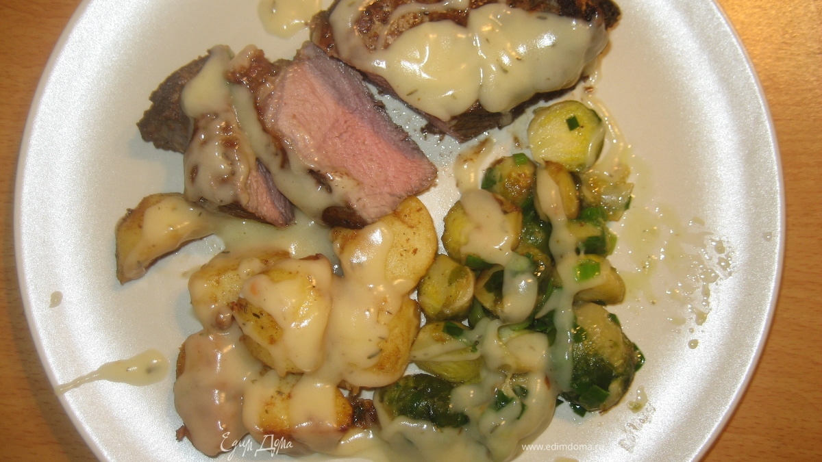 Рибай с молодой картошкой,брюссельской капустой и соусом ГРЕЙВИ