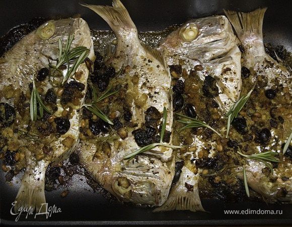 Рыба, запеченная с кедровыми орешками и изюмом