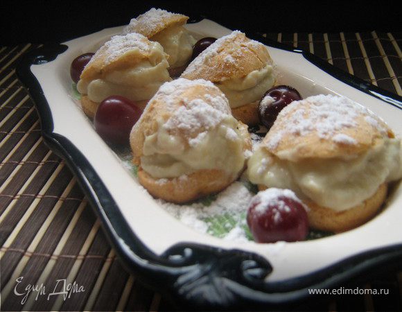 Маленькие заварные пирожные с оригинальным баклажанным кремом. Маленькие заварные пирожные с оригинальным баклажанным кремом.