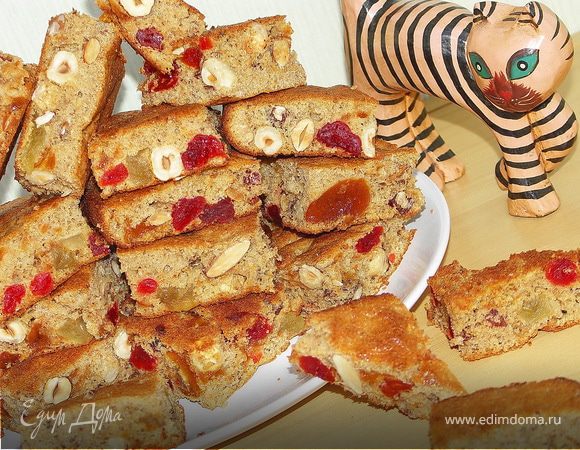 Бисквит из цельнозерновой муки с абрикосовым вареньем и орехами.