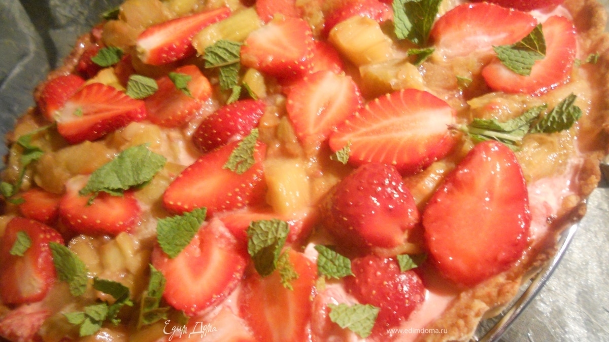 Тарт с маскарпоне, ревенем и клубникой