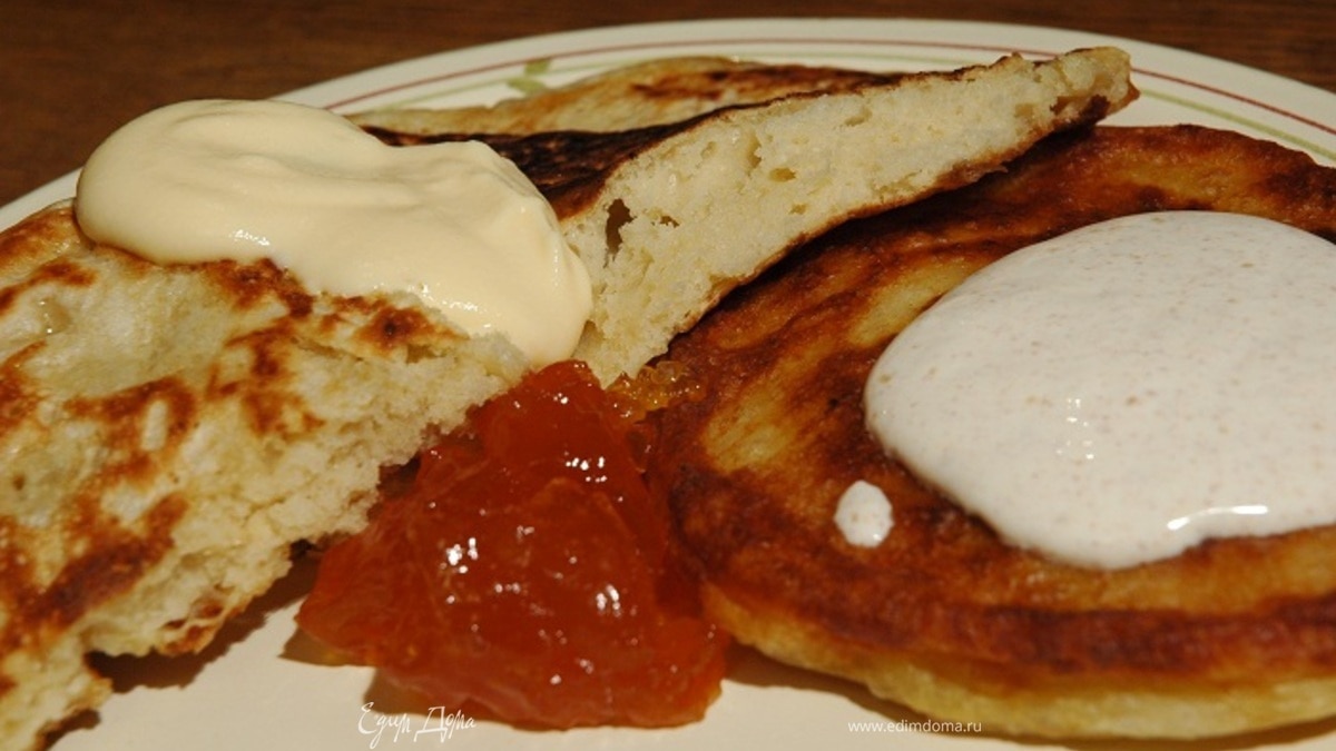 Оладьи со сметанным кремом
