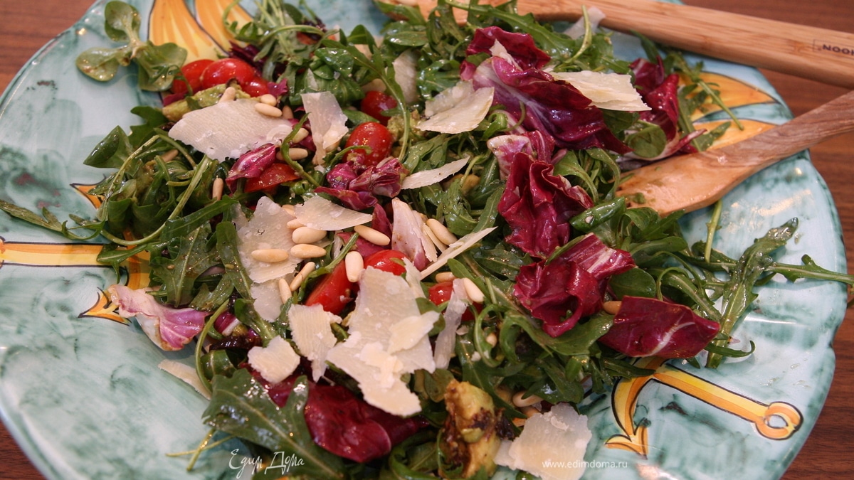 Салат с авокадо, вялеными помидорами и кедровыми орешками