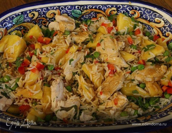 Рисовый салат с курицей, ананасом и зеленым горошком Рисовый салат с курицей, ананасом и зеленым горошком