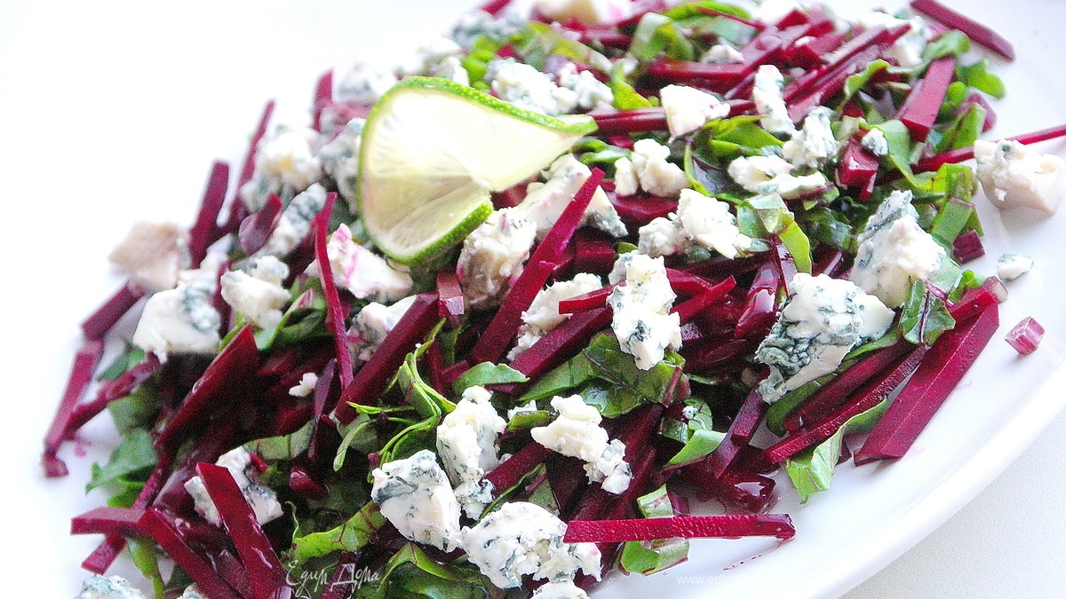 Салат из молодой свеклы и голубого сыра.