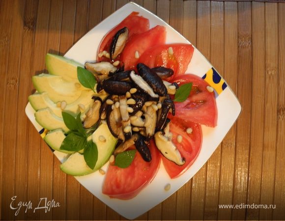 Теплый салат с шиитаке и авокадо