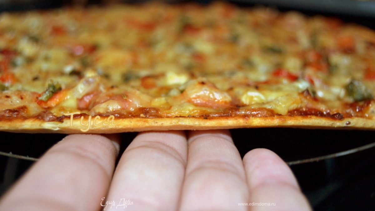 Пицца и пирожок