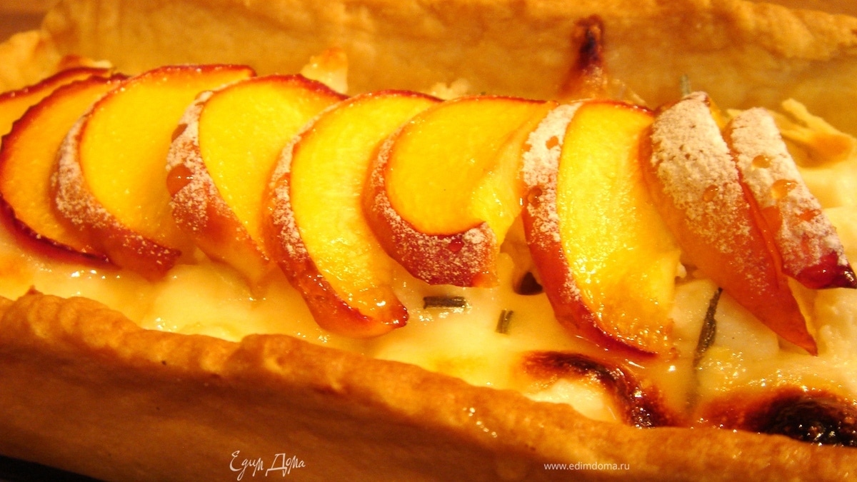 Пирог с козьим сыром,моцареллой  и нектаринами