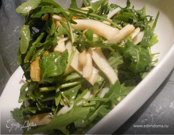 Салат с руколой, копчеными кальмарами и апельсинами