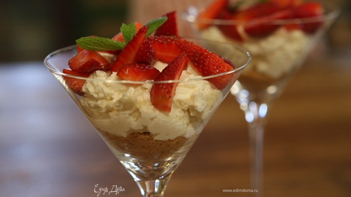 Взбитый творог с клубникой