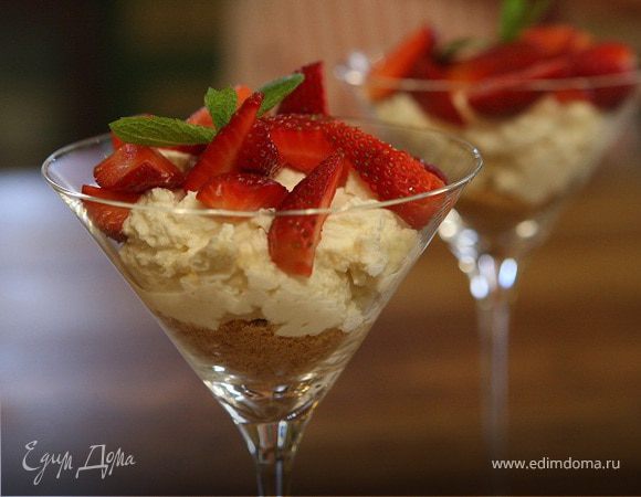 Взбитый творог с клубникой