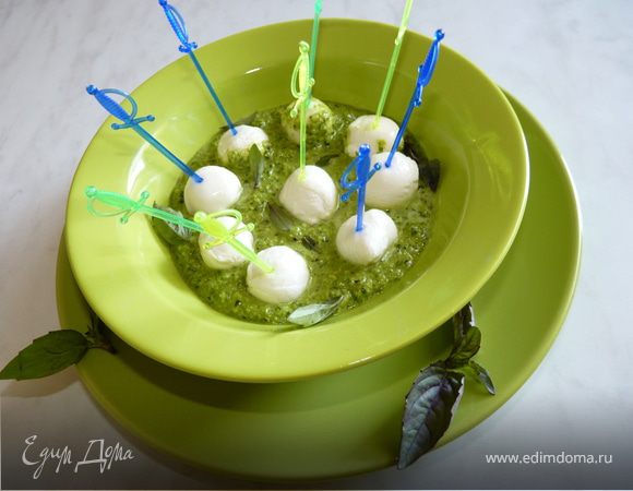Моцарелла в соусе песто