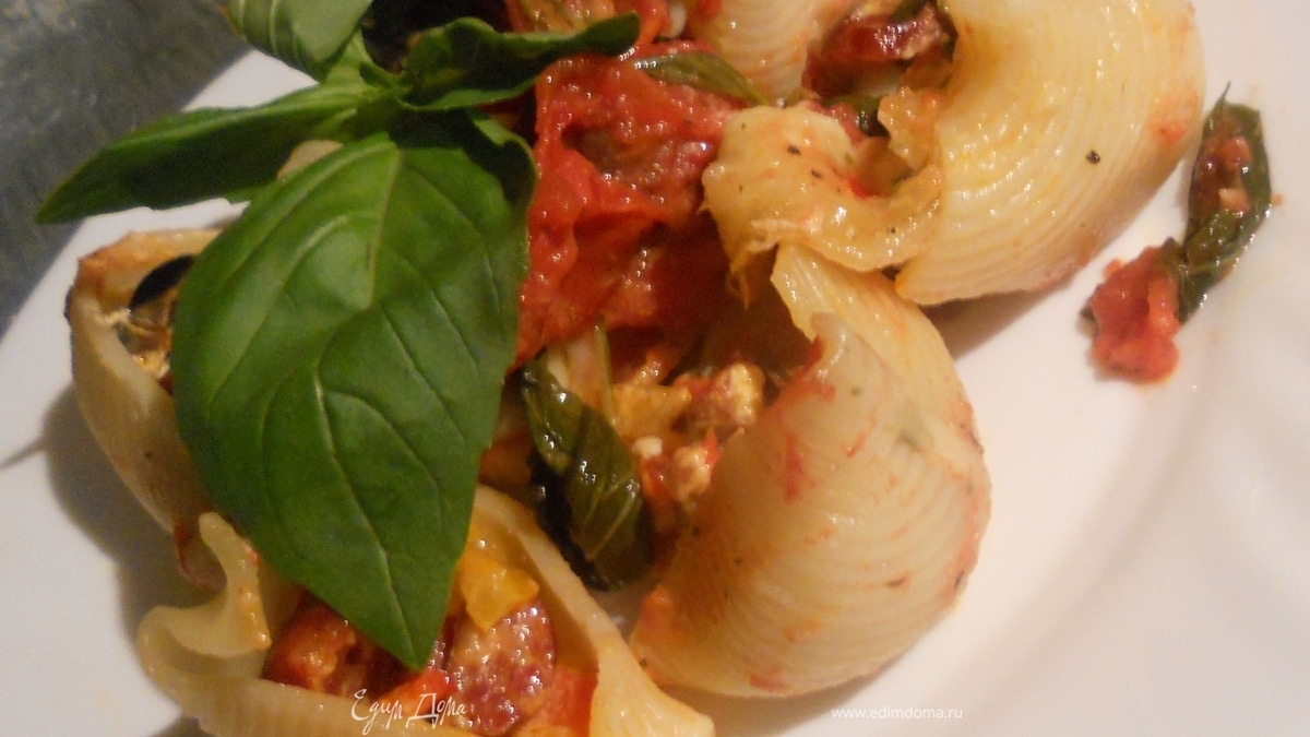 Паста "ракушки" с колбасками, сладким перцем и маслинами